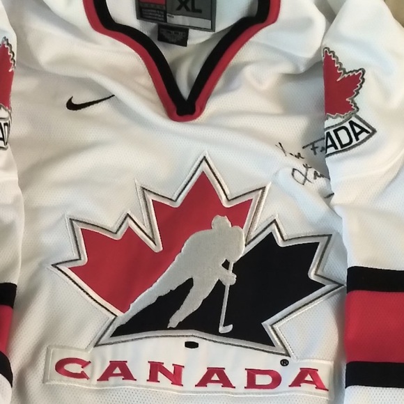 Team Canada hockey  jersey - Picture 5 of 5